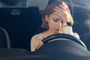 Depresyondaki kadın şoför arabada oturuyor, işten sonra duygusal çöküntü yaşıyor. Kronik yorgunluk