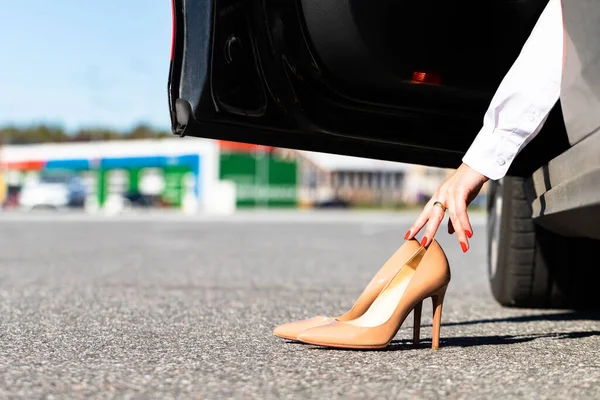 Kobieta Zmienia Ubranie Wygodne Buty Przed Jazdą Siedzi Samochodzie Bierze — Zdjęcie stockowe