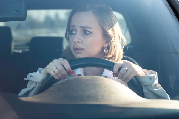 Mujer Conduce Coche Por Primera Vez Trata Evitar Accidente Coche — Foto de Stock