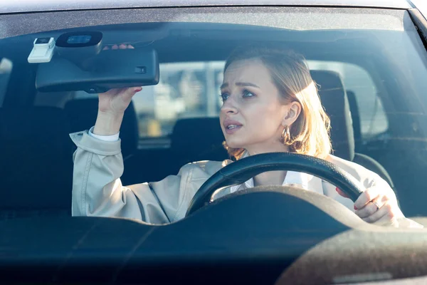 여성은 처음으로 운전하고 자동차 사고를 피하려고 긴장하고 걱정하고 운전대를 백미러를 — 스톡 사진
