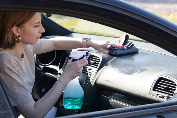 Closeup Woman Driver Cleansing Car Dashboard Spray Wipes Microfiber Dust — Stockfoto