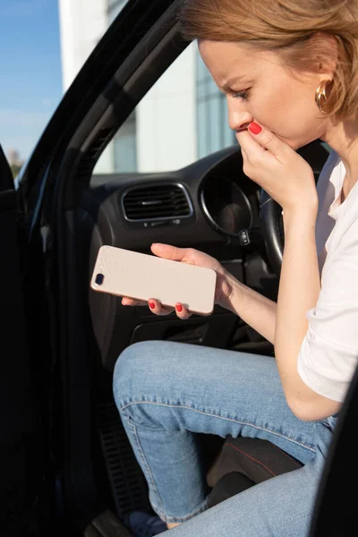 Smutna Kobieta Wsiadła Samochodu Upuściła Smartfona Asfalt Zakryła Usta Ręką — Zdjęcie stockowe