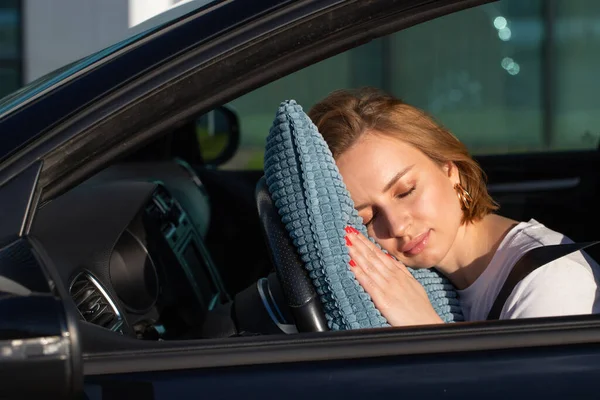 Unavená Mladá Žena Řidič Spí Polštáři Volantu Odpočívá Dlouhých Hodinách — Stock fotografie