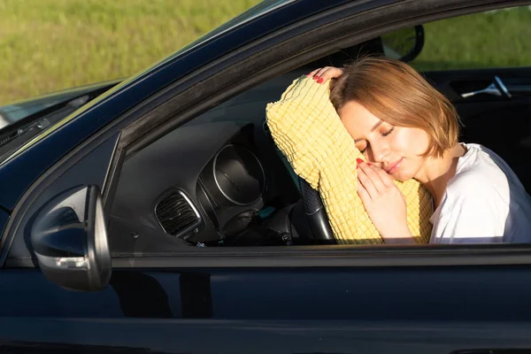 Zmęczona Młoda Kobieta Kierowca Śpi Poduszce Kierownicy Odpoczywając Długich Godzinach — Zdjęcie stockowe