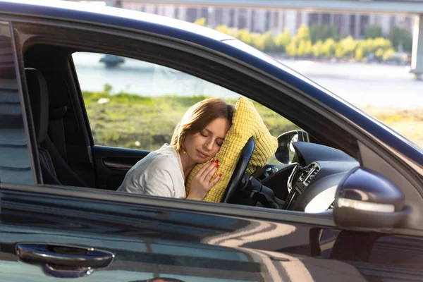 운전자는 위에서 베개를 장시간 휴식을 취한다 — 스톡 사진