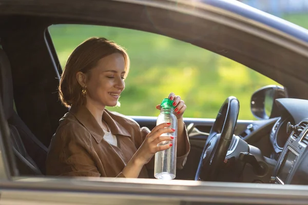 Woman Driver Drinks Water Refillable Bottle Her Car Thirsty Wheel — стоковое фото