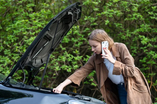 Bezradna Kobieta Kierowca Wzywający Pomocy Pomocy Patrząc Zepsuty Samochód Zatrzymał — Zdjęcie stockowe