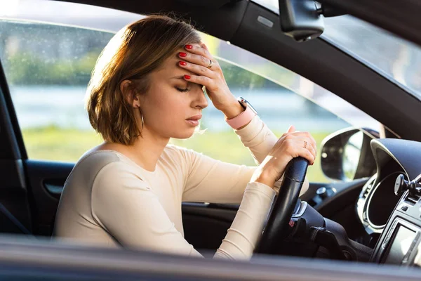 Conductora Agotada Sintiendo Dolor Cabeza Sentada Dentro Coche Manteniendo Mano — Foto de Stock