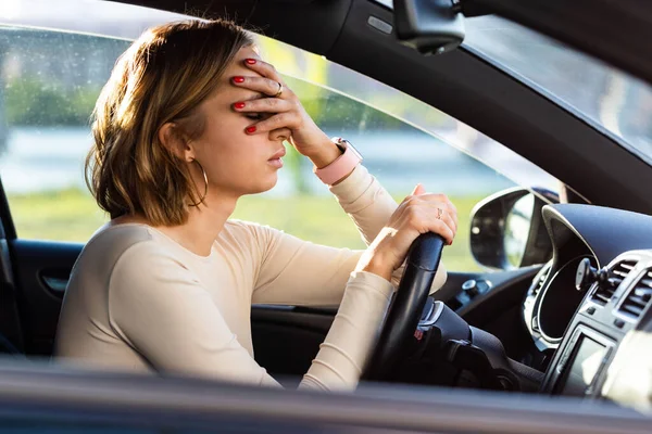 Conductora Agotada Sintiendo Dolor Cabeza Sentada Dentro Coche Manteniendo Mano — Foto de Stock