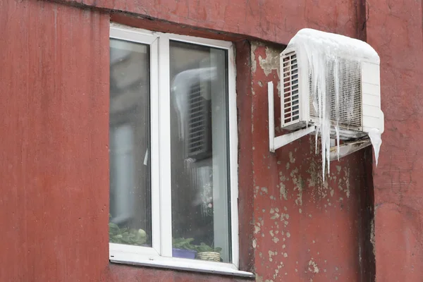 벽에는 고드름과 눈으로 컨디셔 날씨에 차갑고 — 스톡 사진