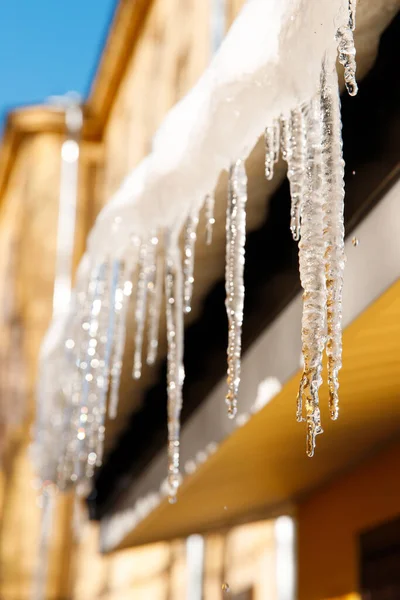 Edifício Coberto Com Icicles Dia Ensolarado Inverno Close Estalactite Gelo — Fotografia de Stock