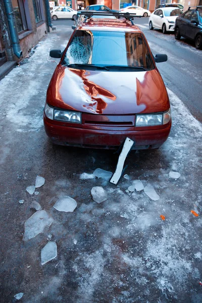 Bruten Vindruta Och Bilhuv Bil Efter Att Fallit Bit Isblock — Stockfoto