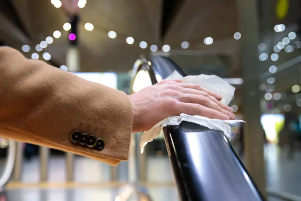 Close Van Hand Van Mens Houdt Een Roltrap Luchthaven Terminal — Stockfoto