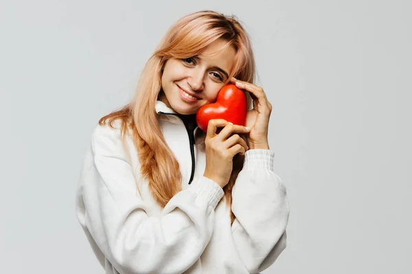 Πορτρέτο Της Χαρούμενης Ελκυστική Γυναίκα Φράουλα Ξανθά Μαλλιά Κατέχουν Κόκκινη — Φωτογραφία Αρχείου