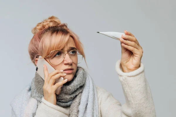 Nahaufnahme Porträt Einer Ungesunden Europäischen Frau Einer Brille Die Kalt — Stockfoto