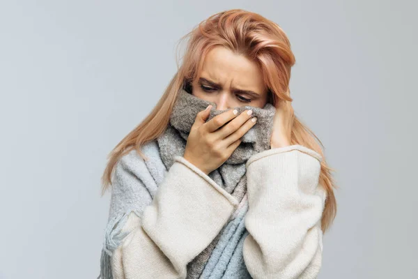 Mujer Caucásica Joven Trastornada Con Pelo Rubio Fresa Envuelta Una — Foto de Stock