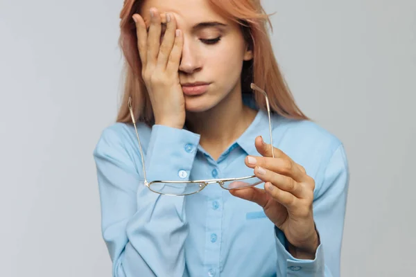 Retrato Una Joven Mujer Caucásica Con Gafas Mano Frotándose Los — Foto de Stock