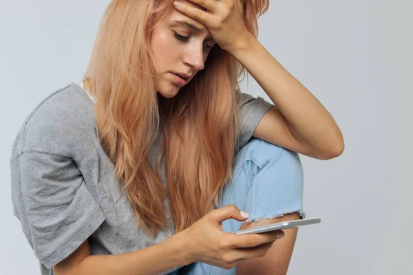Huilende Jonge Eenzame Vrouw Depressie Die Naar Telefoon Kijkt Krijgt — Stockfoto