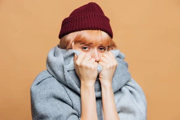 Portrait Rapproché Une Jeune Adolescente Chapeau Rouge Écharpe Chaude Aux — Photo