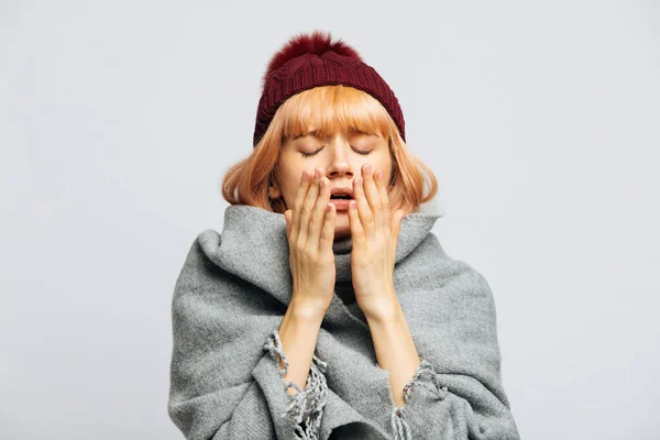 Mignonne Femme Malsaine Chapeau Rouge Enveloppée Dans Une Écharpe Chaude — Photo