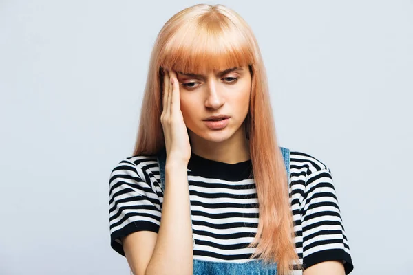 Triste Inquiète Jeune Européenne Déprimée Stressée Réfléchie Quelque Chose Tenant — Photo