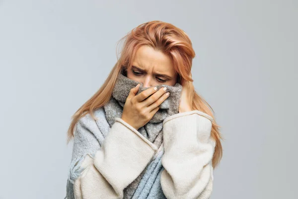 Mujer Caucásica Joven Trastornada Con Pelo Rubio Fresa Envuelta Una — Foto de Stock