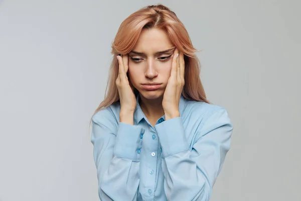 Mujer Joven Cansada Con Camisa Azul Quiere Dormir Trabajo Universidad — Foto de Stock