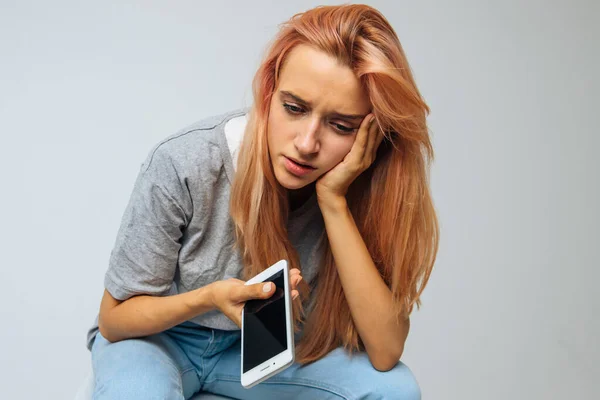 Piangendo Giovane Donna Sola Depressione Guardando Basso Tenendo Telefono Intelligente — Foto Stock