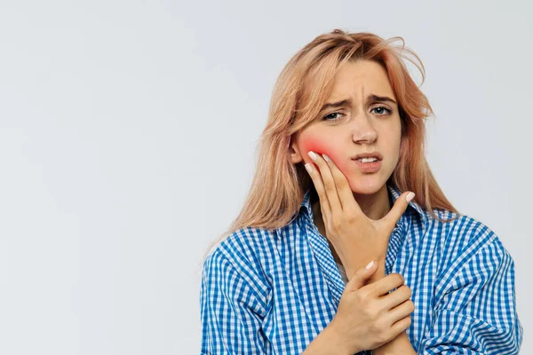 Retrato Estudio Una Mujer Joven Sintiendo Dolor Muelas Coloreadas Rojo — Foto de Stock