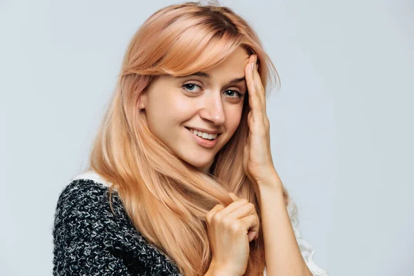 Primer Plano Retrato Estudio Joven Mujer Caucásica Feliz Sincera Con —  Fotos de Stock