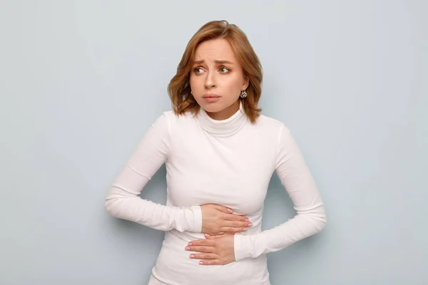Problemas Salud Concepto Mujer Que Sufre Dolor Estómago Sensación Dolor — Foto de Stock