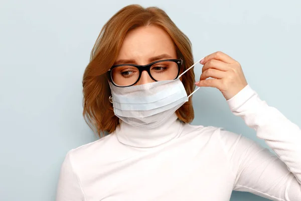 Studio Porträtt Kvinna Glasögon Bär Ansikte Medicinsk Mask Tittar Ner — Stockfoto