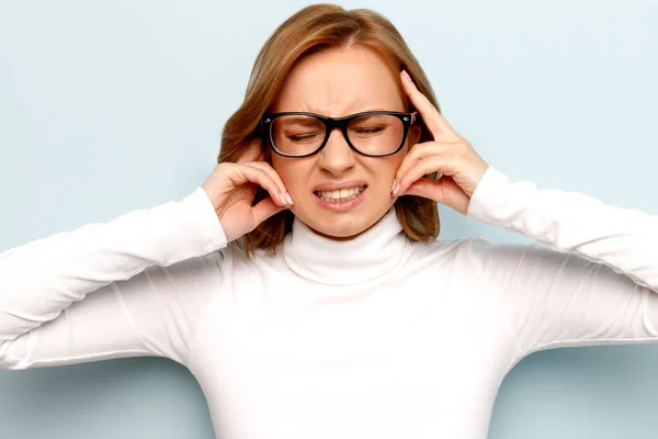 Mujer Negocios Enojado Gafas Cierra Los Oídos Cerrar Los Ojos — Foto de Stock