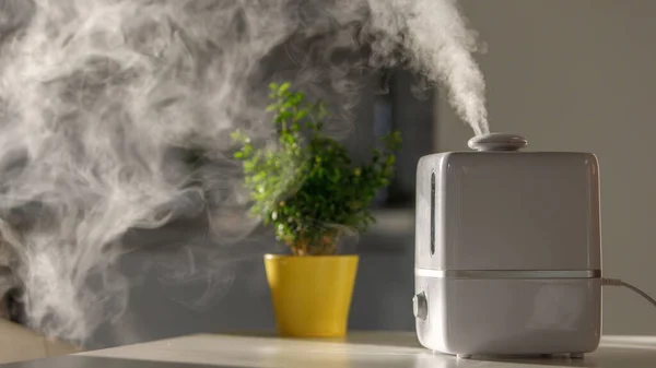 Sluiten Van Aroma Olie Diffuser Tafel Thuis Stoom Van Luchtbevochtiger — Stockfoto