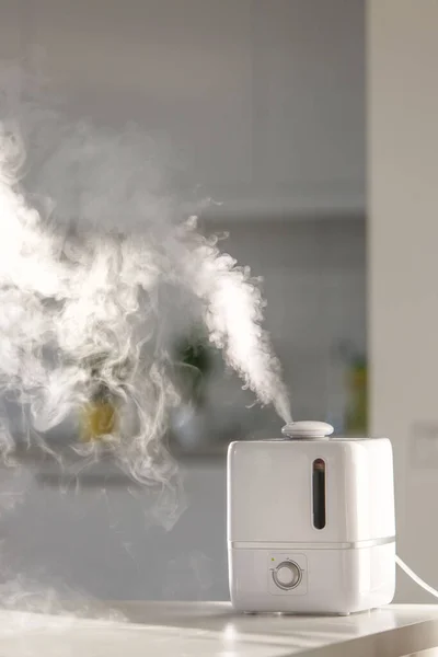Aroma Yağı Yayıcısını Evdeki Masada Kapat Hava Nemlendiricisinden Buhar Çıkar — Stok fotoğraf