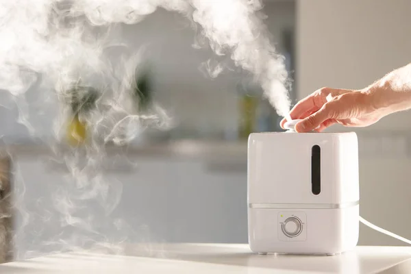 Hand Zetten Aroma Olie Diffuser Tafel Thuis Stoom Uit Luchtbevochtiger — Stockfoto