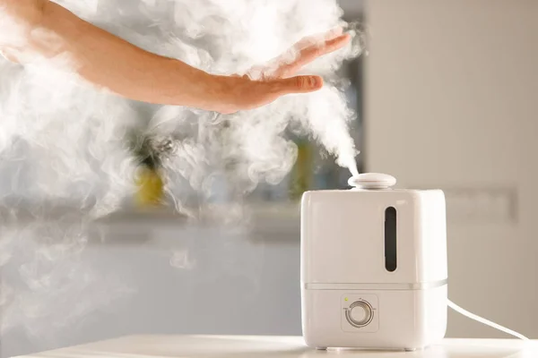 Homem Segura Mão Sobre Difusor Óleo Aroma Vapor Mesa Casa — Fotografia de Stock