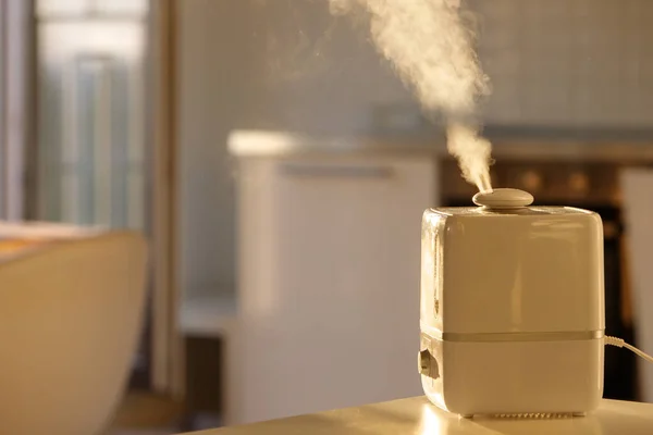 Gros Plan Diffuseur Huile Arôme Sur Table Maison Vapeur Humidificateur — Photo