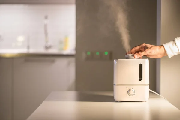 Evde Masadaki Aroma Yağı Yayıcısını Elle Çalıştırmak Hava Nemlendiricisinden Buhar — Stok fotoğraf