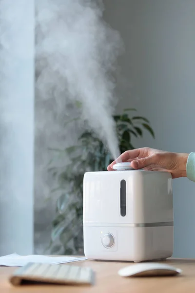 Homme Utilisant Diffuseur Huile Arôme Sur Table Vapeur Humidificateur Air — Photo