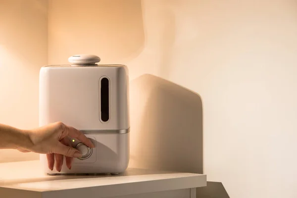 Vrouwelijke Hand Zet Aroma Olie Diffuser Het Nachtkastje Thuis Stoom — Stockfoto