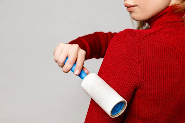 Vrouw Hand Met Behulp Van Een Kleverige Rol Stoffen Schoon — Stockfoto