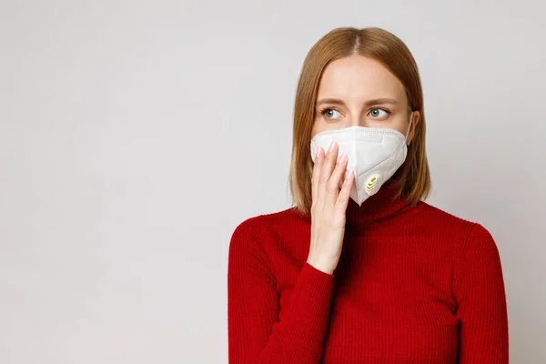 Retrato Estudio Mujer Con Máscara Facial Cerca Aislada Sobre Fondo — Foto de Stock