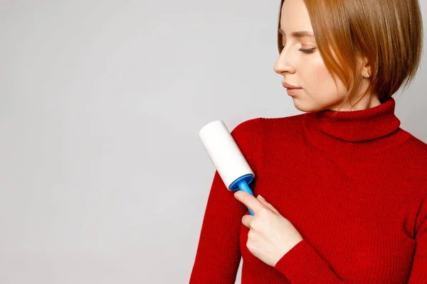 Jovem Europeia Usando Removedor Fiapos Rolo Pegajoso Para Limpar Tecidos — Fotografia de Stock