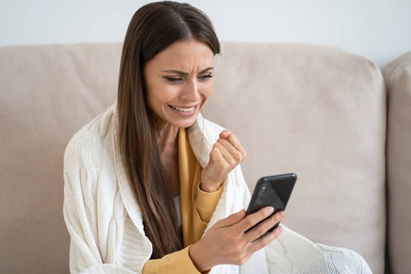 Mulher infeliz lendo más notícias, sms desagradáveis, mensagem, e-mail, olhando para a tela do celular — Fotografia de Stock