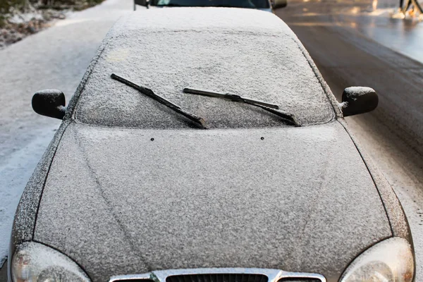 ワイパーのフロントビューと氷と雪で覆われた車のフロントガラス — ストック写真