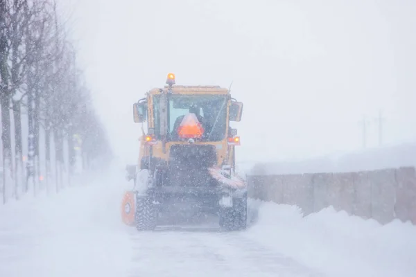 Samochód Ciężarowy Pług Śnieżny Usuwanie Śniegu Podczas Silnej Śnieżycy Lub — Zdjęcie stockowe