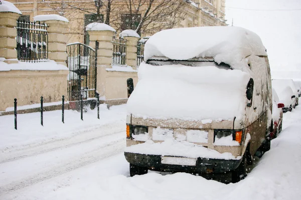 Zaparkowane Samochody Pokryte Śniegiem Śnieżycy Zła Pogoda Opady Śniegu Mieście — Zdjęcie stockowe