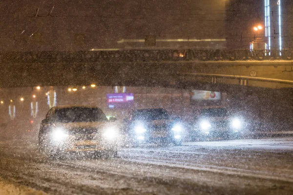 Zła Pogoda Zimowa Słaba Widoczność Samochody Jadące Drogach Podczas Burzy — Zdjęcie stockowe