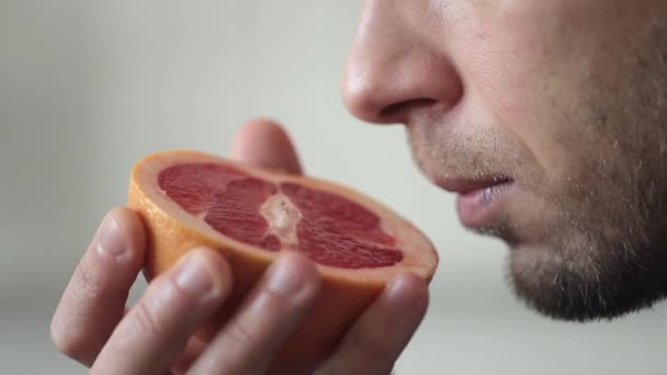 Zieke man die probeert te ruiken naar half verse grapefruit, heeft symptomen van Covid-19 infectie. — Stockvideo